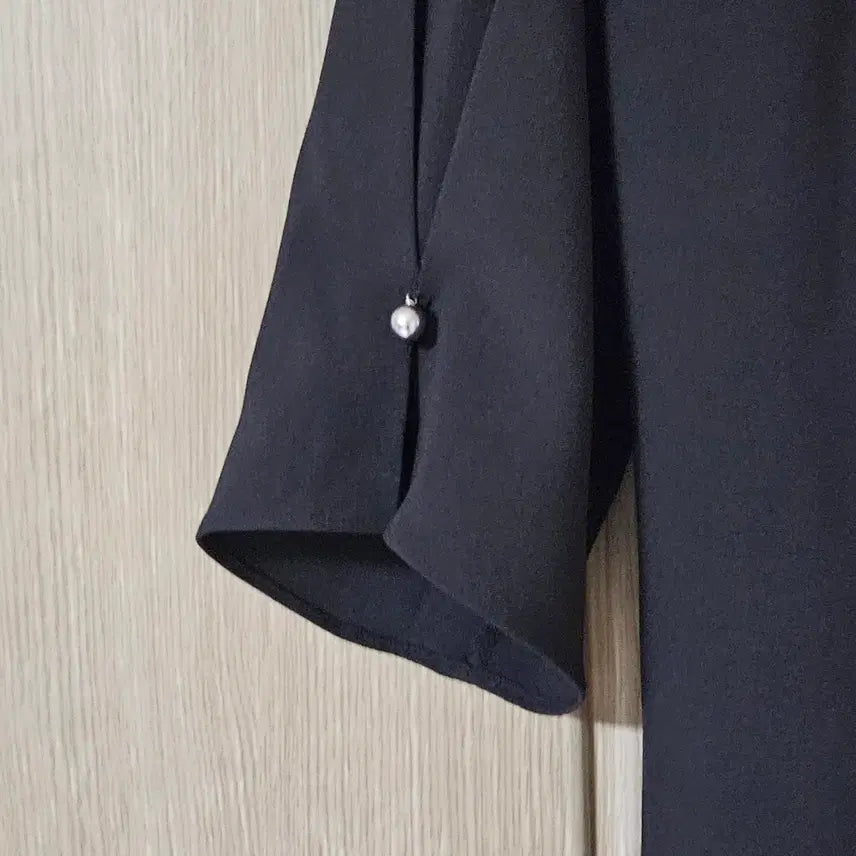 [BUNJANG] Black Three-Quarter Sleeve Slit Blouse - M / 블랙 7부 소매 옆트임 블라우스 M