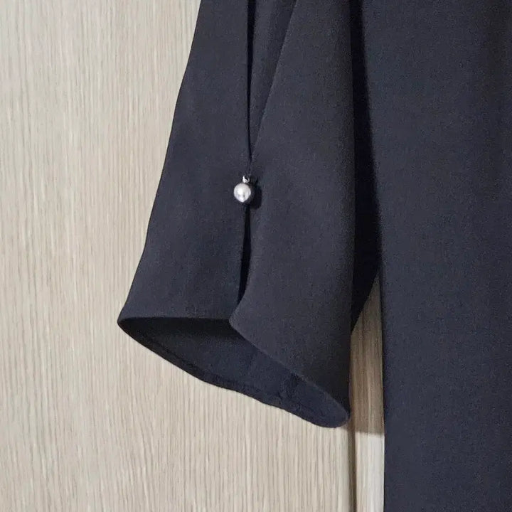 [BUNJANG] Black Three-Quarter Sleeve Slit Blouse - M / 블랙 7부 소매 옆트임 블라우스 M
