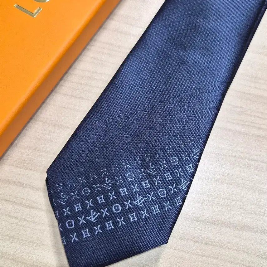 [BUNJANG] Louis Vuitton Half Necktie (Navy) / 루이비통 LV 하프 넥타이 (네이비)