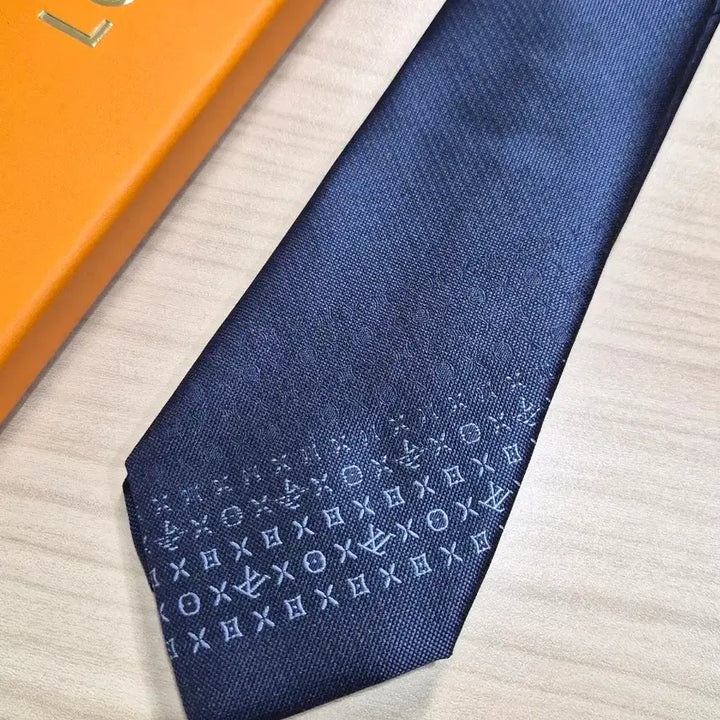 [BUNJANG] Louis Vuitton Half Necktie (Navy) / 루이비통 LV 하프 넥타이 (네이비)