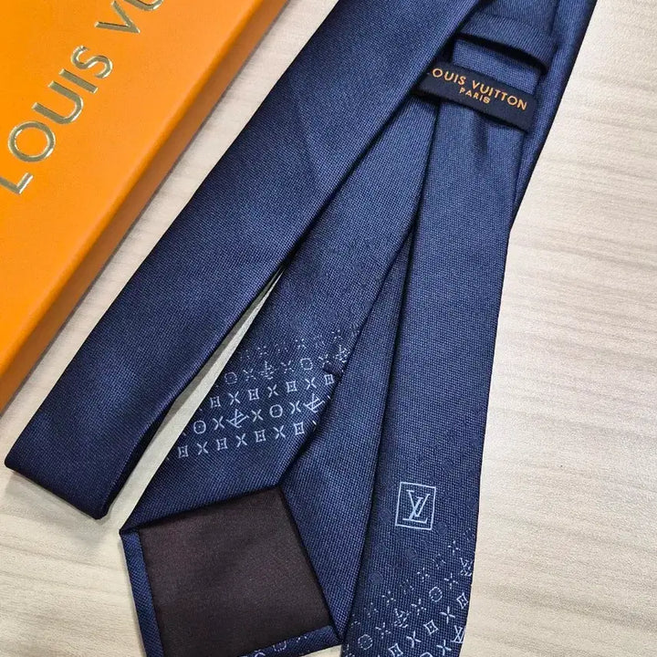 [BUNJANG] Louis Vuitton Half Necktie (Navy) / 루이비통 LV 하프 넥타이 (네이비)