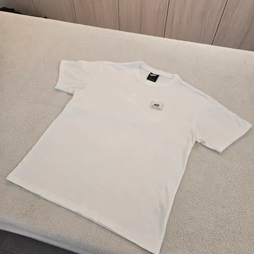[SOLD OUT] 나이키 흰색 반팔 티셔츠 L (실수로 거꾸로 입어도 됨)
