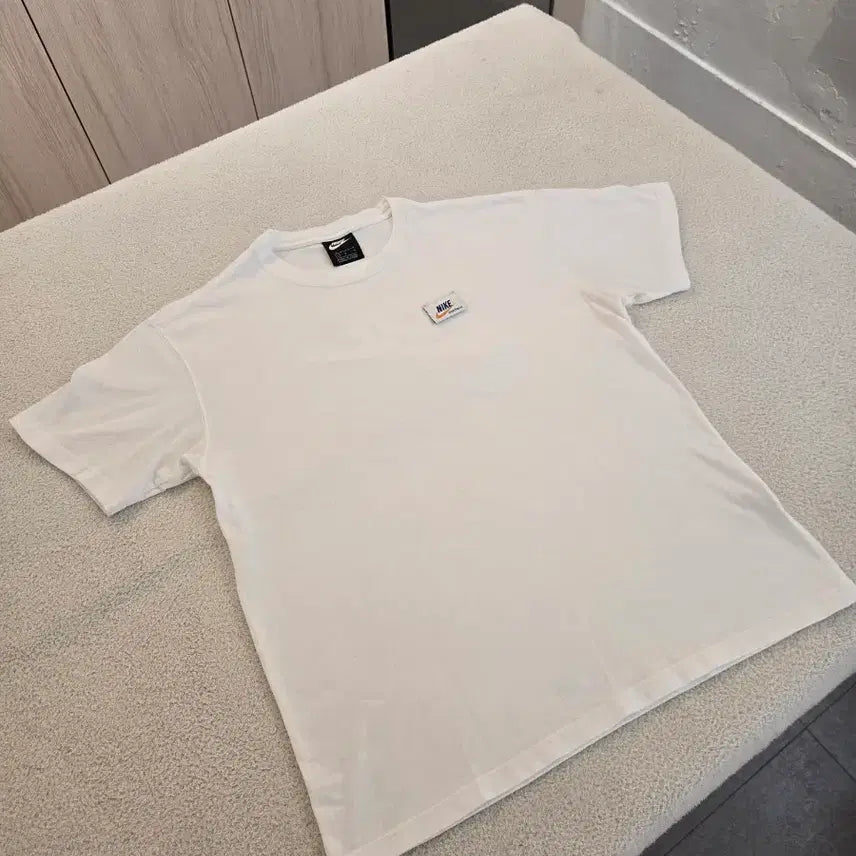 [SOLD OUT] 나이키 흰색 반팔 티셔츠 L (실수로 거꾸로 입어도 됨)