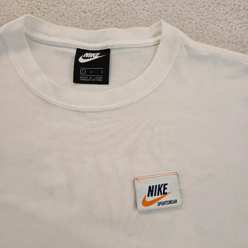 [SOLD OUT] 나이키 흰색 반팔 티셔츠 L (실수로 거꾸로 입어도 됨)