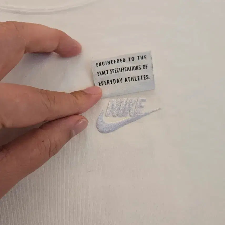 [SOLD OUT] 나이키 흰색 반팔 티셔츠 L (실수로 거꾸로 입어도 됨)