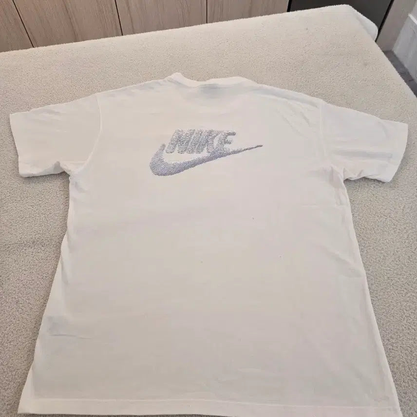 [SOLD OUT] 나이키 흰색 반팔 티셔츠 L (실수로 거꾸로 입어도 됨)