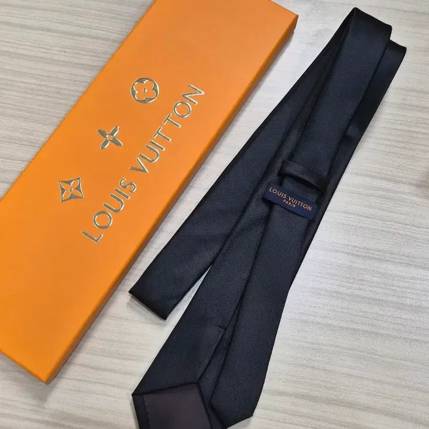 [SOLD OUT] 루이비통 LV 하프 실크 넥타이(블랙)