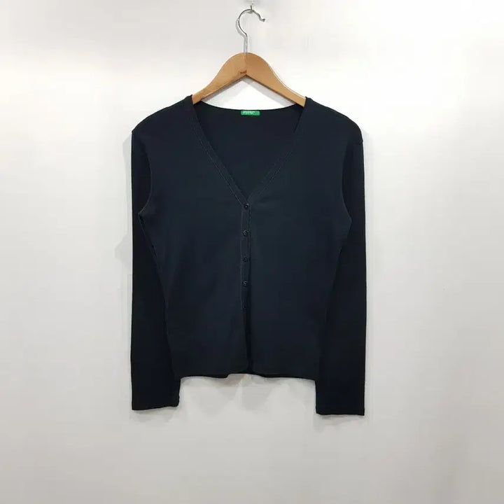 [SOLD OUT] 베네통 브이넥 검정 무지 긴팔 가디건 여M Q430
