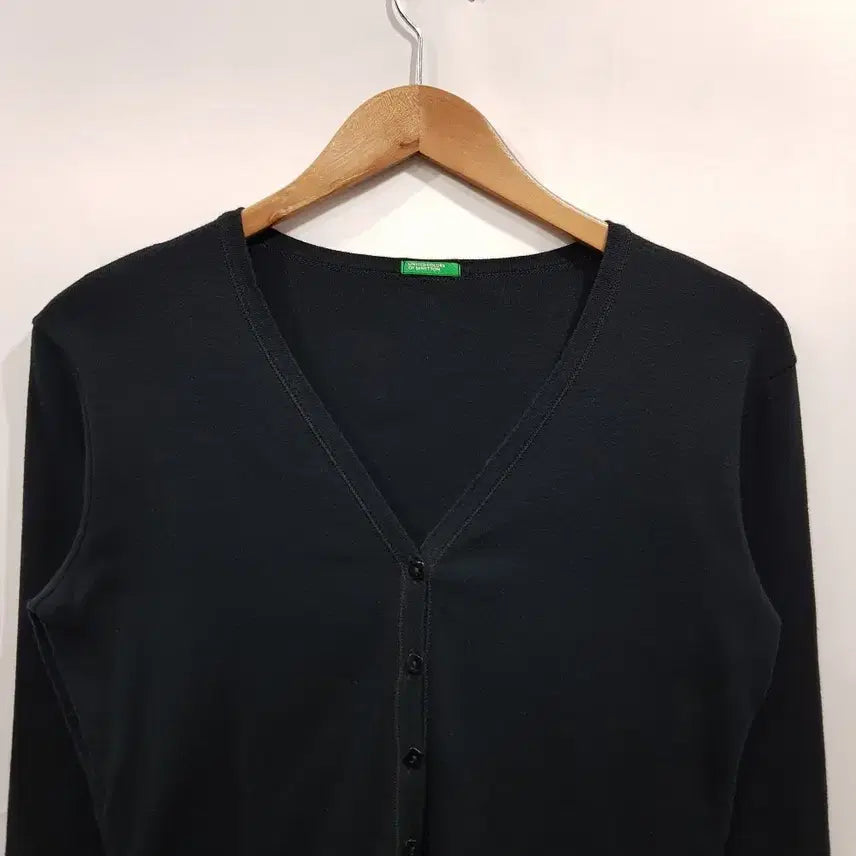 [SOLD OUT] 베네통 브이넥 검정 무지 긴팔 가디건 여M Q430
