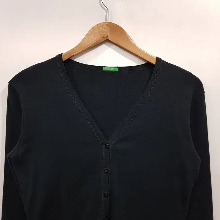 [SOLD OUT] 베네통 브이넥 검정 무지 긴팔 가디건 여M Q430
