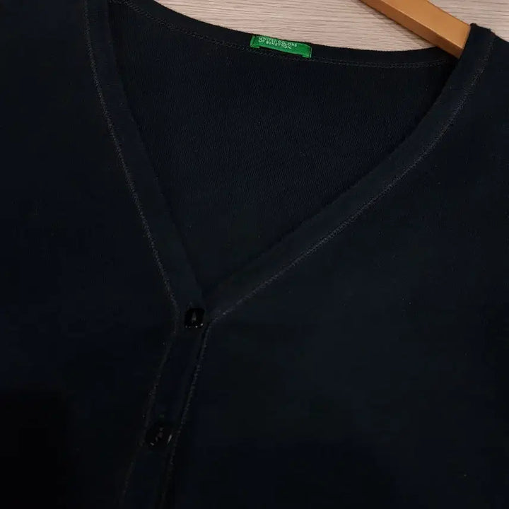 [SOLD OUT] 베네통 브이넥 검정 무지 긴팔 가디건 여M Q430