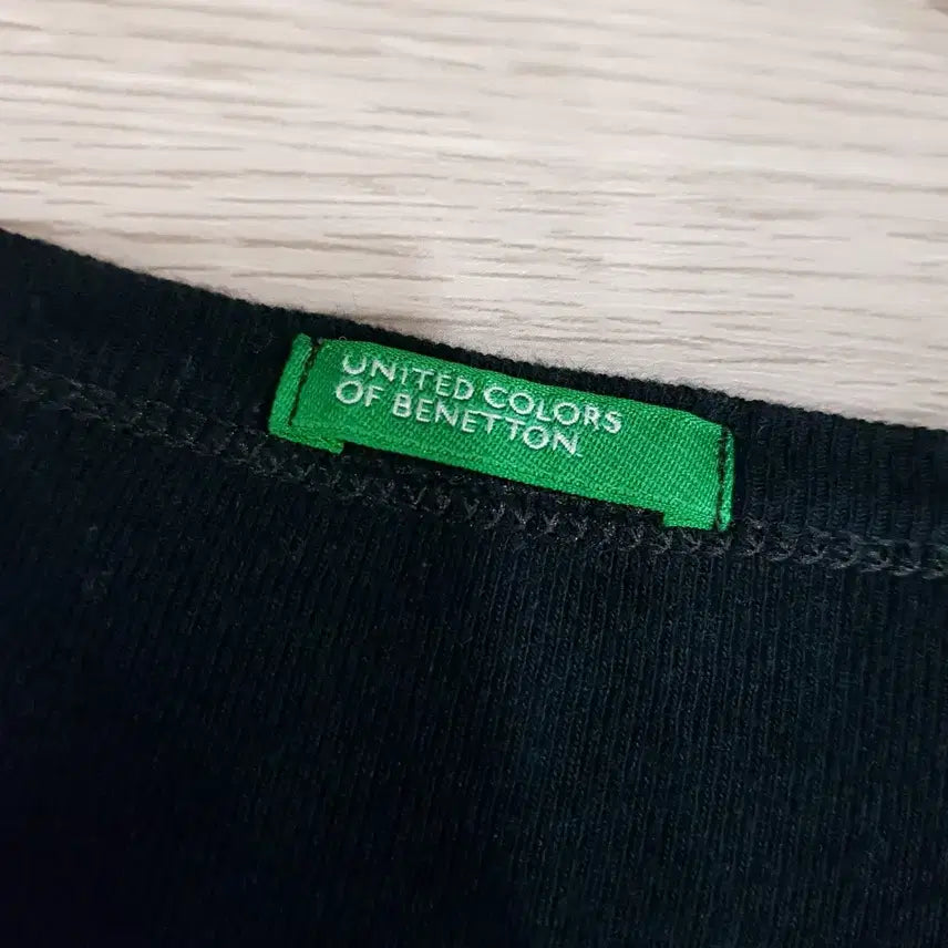 [SOLD OUT] 베네통 브이넥 검정 무지 긴팔 가디건 여M Q430