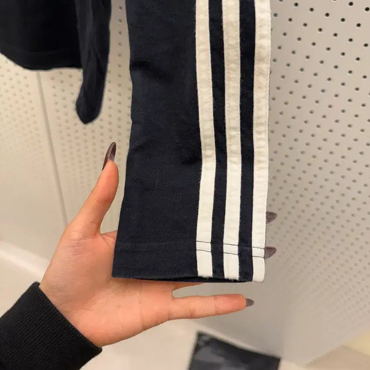 [BUNJANG] Adidas Graphic Logo 3-Stripes Long Sleeve T-shirt / 아디다스 그래픽 로고 3스트라이프 긴팔 티셔츠 U1555