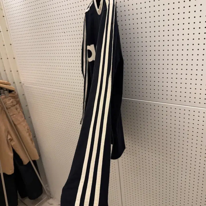 [BUNJANG] Adidas Graphic Logo 3-Stripes Long Sleeve T-shirt / 아디다스 그래픽 로고 3스트라이프 긴팔 티셔츠 U1555