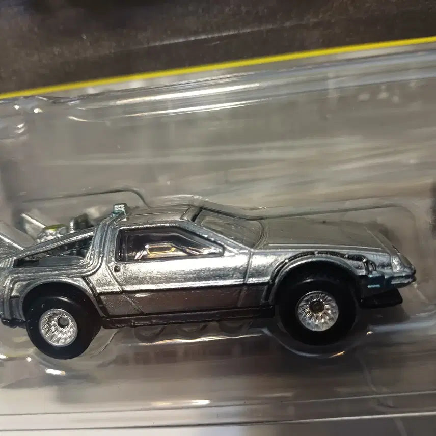 [BUNJANG] Hot Wheels Back to the Future DeLorean Time Machine &amp; Toyota Pickup Truck 2-Pack / 핫휠 백투더퓨처 드로리안타임머신+토요타픽업트럭 2팩 레어템 미개봉 새상품