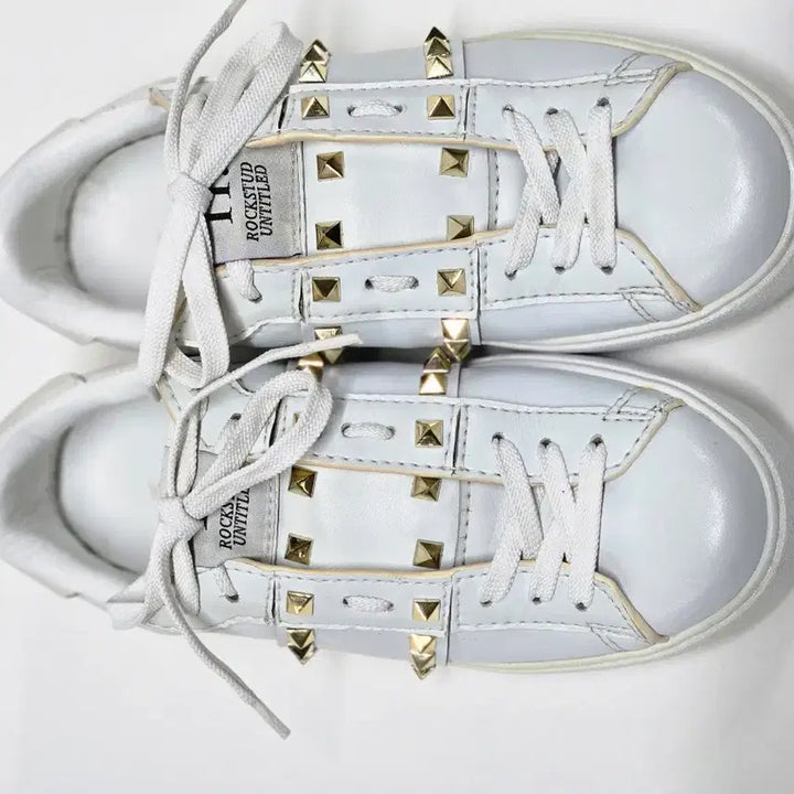 [SOLD OUT] 발렌티노 락스터드 스타일 스니커즈 39 250mm
