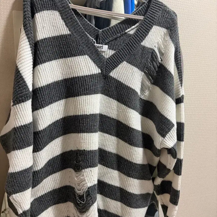 [BUNJANG] Striped V-Neck Knit Sweater / 스트라이트 V넥 니트