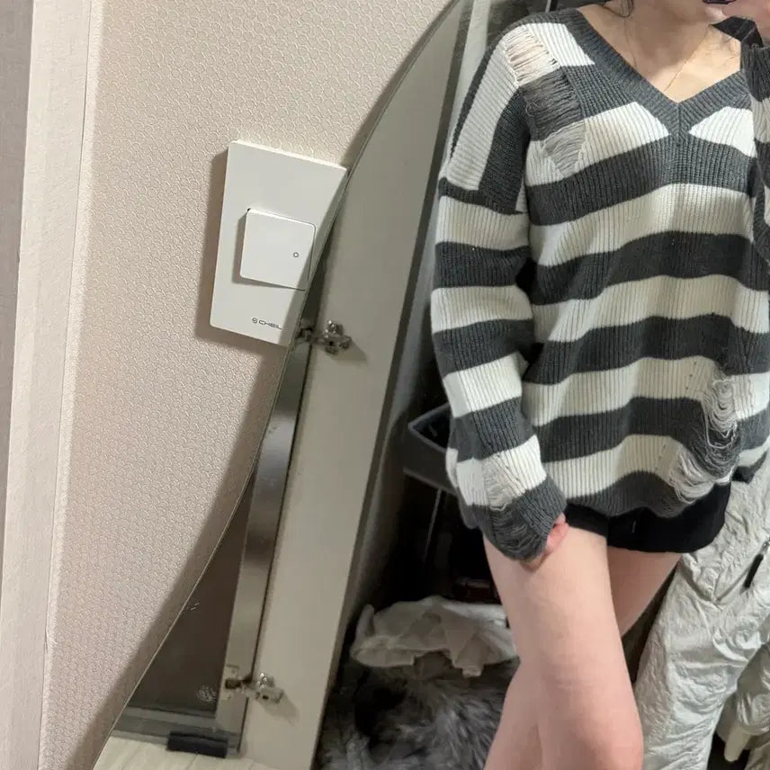 [BUNJANG] Striped V-Neck Knit Sweater / 스트라이트 V넥 니트