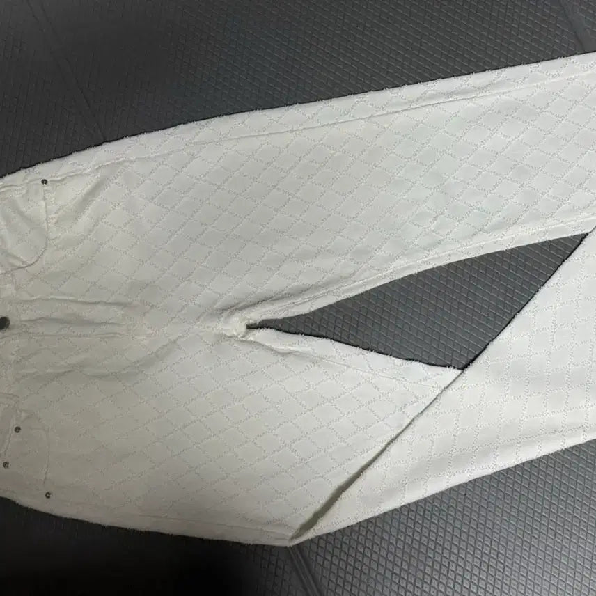 [BUNJANG] Diamond Quilted Wide White Denim Pants / 다이아 퀄팅 수술 와이드 화이트 데님 팬츠