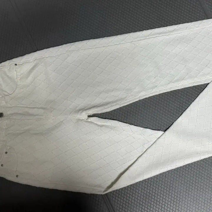 [BUNJANG] Diamond Quilted Wide White Denim Pants / 다이아 퀄팅 수술 와이드 화이트 데님 팬츠