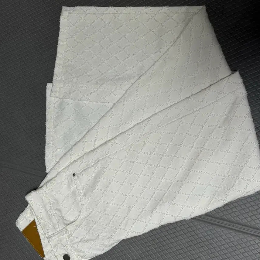 [BUNJANG] Diamond Quilted Wide White Denim Pants / 다이아 퀄팅 수술 와이드 화이트 데님 팬츠