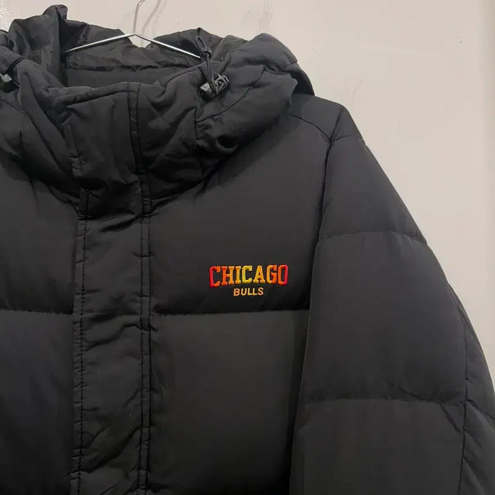 [BUNJANG] NBA Chicago Bulls Logo Duck Down Hooded Long Padded Jacket / NBA 시카고불스 로고 덕다운 후드 롱패딩