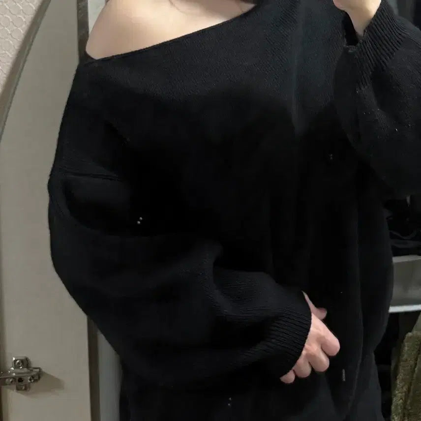 [BUNJANG] Off-Shoulder Black Knit Sweater / 오프숄더 니트