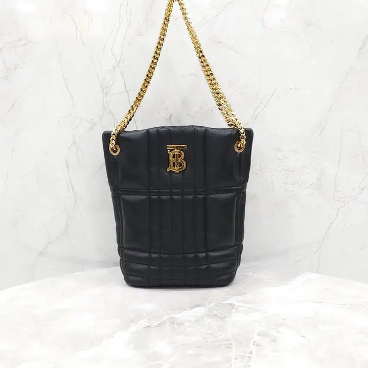 [SOLD OUT] 버버리 퀄티드 레더 롤라 스몰 TB 버킷백 8046232
