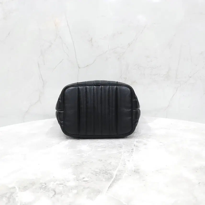 [SOLD OUT] 버버리 퀄티드 레더 롤라 스몰 TB 버킷백 8046232