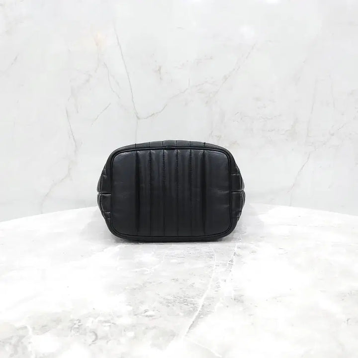 [SOLD OUT] 버버리 퀄티드 레더 롤라 스몰 TB 버킷백 8046232