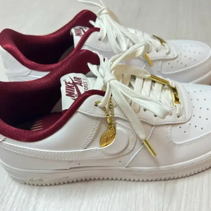 [BUNJANG] Nike Air Force 1 Low White Burgundy Gold Charms Limited Edition / 나이키 에어포스 1 로우 화이트 버건디 골드 참 (시즌한정)