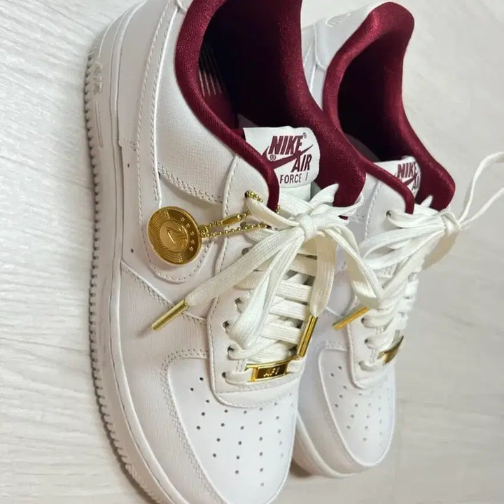 [BUNJANG] Nike Air Force 1 Low White Burgundy Gold Charms Limited Edition / 나이키 에어포스 1 로우 화이트 버건디 골드 참 (시즌한정)