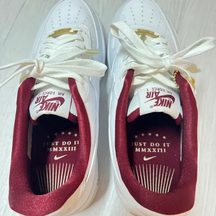 [BUNJANG] Nike Air Force 1 Low White Burgundy Gold Charms Limited Edition / 나이키 에어포스 1 로우 화이트 버건디 골드 참 (시즌한정)