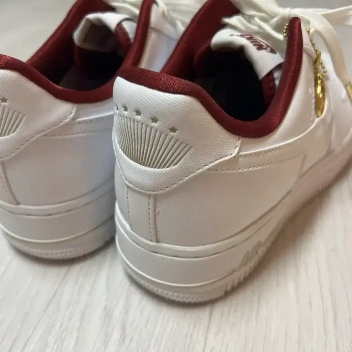 [BUNJANG] Nike Air Force 1 Low White Burgundy Gold Charms Limited Edition / 나이키 에어포스 1 로우 화이트 버건디 골드 참 (시즌한정)
