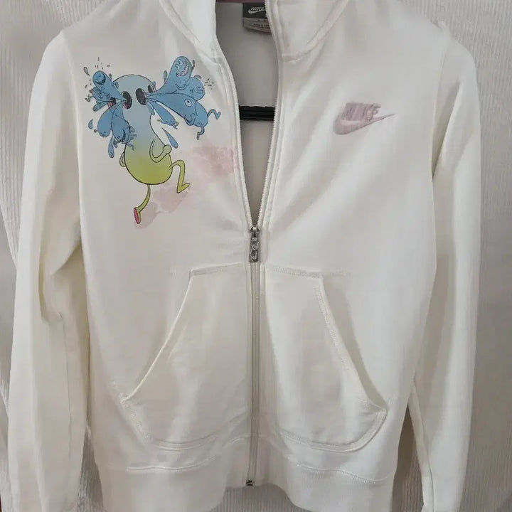 [BUNJANG] Nike White Character Print Zip-Up Jacket (90) / 나이키 화이트 캐릭터 프린팅 집업 자켓90