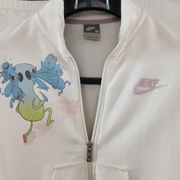 [BUNJANG] Nike White Character Print Zip-Up Jacket (90) / 나이키 화이트 캐릭터 프린팅 집업 자켓90