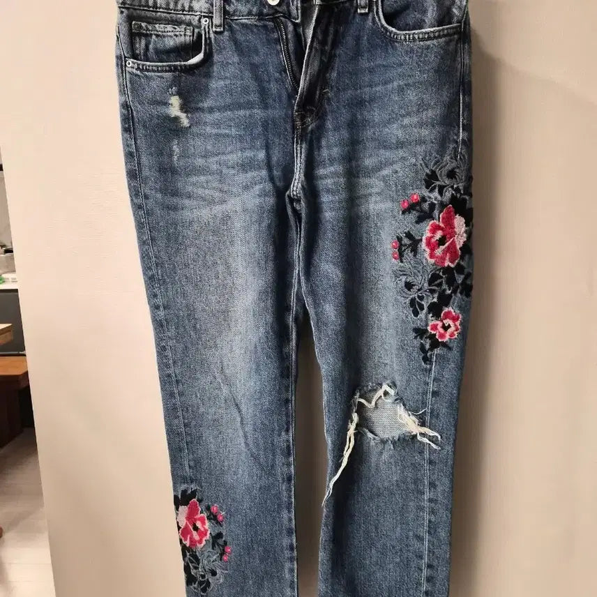 [BUNJANG] L.O.G.G. Vintage Embroidered Denim Pants / [자수 포인트] L.O.G.G. 빈티지 데미지 자수 데님 팬츠 (US 8