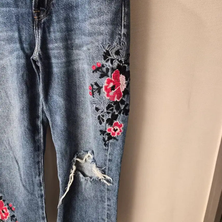 [BUNJANG] L.O.G.G. Vintage Embroidered Denim Pants / [자수 포인트] L.O.G.G. 빈티지 데미지 자수 데님 팬츠 (US 8