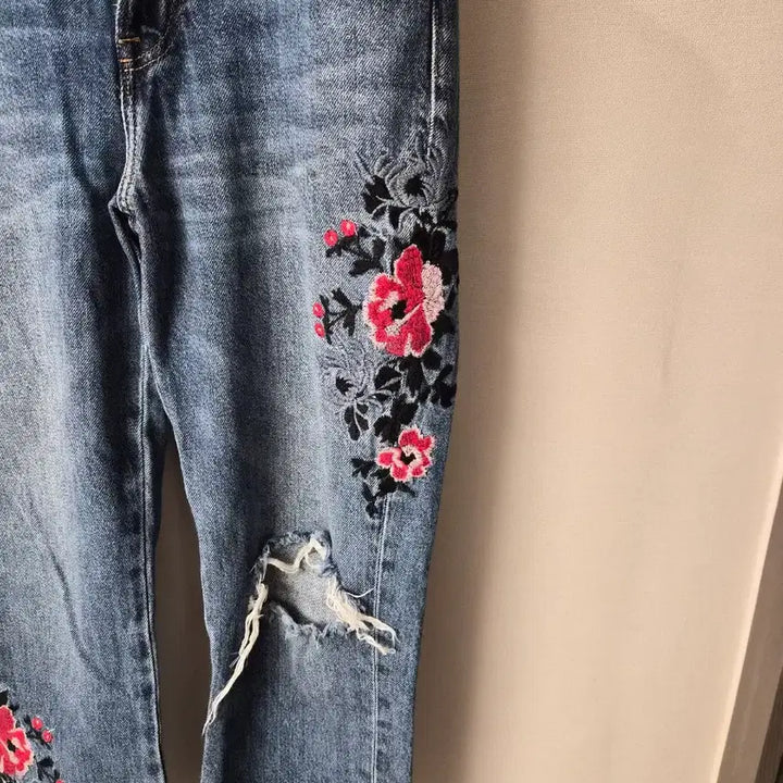 [BUNJANG] L.O.G.G. Vintage Embroidered Denim Pants / [자수 포인트] L.O.G.G. 빈티지 데미지 자수 데님 팬츠 (US 8