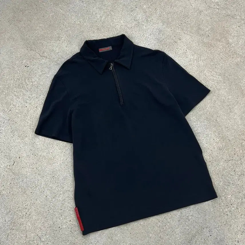 [SOLD OUT] 프라다 스포츠 00s 레드탭 하프집 카라 티셔츠