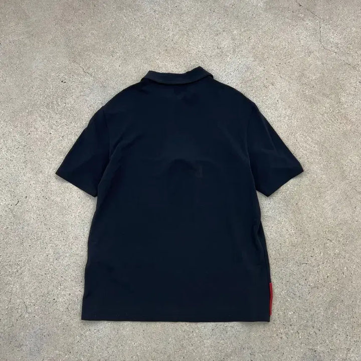 [SOLD OUT] 프라다 스포츠 00s 레드탭 하프집 카라 티셔츠
