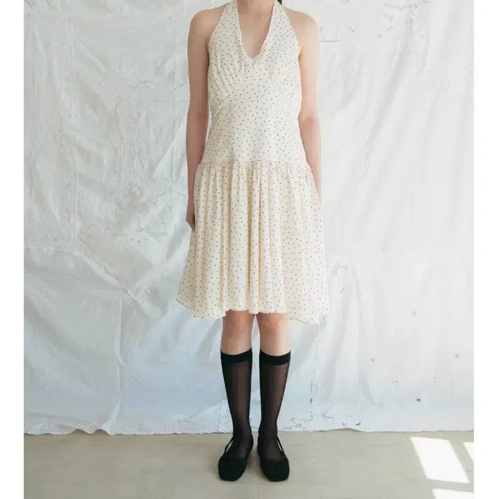 [SOLD OUT] [새상품] 온무드 - 홀터넥 셔링 원피스(도트)
