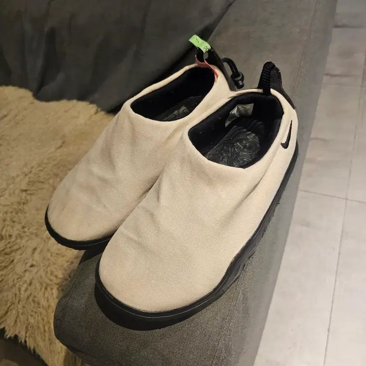 [BUNJANG] Nike ACG Summit White and Black Sneakers / 260 나이키acg 목 서밋 화이트앤 블랙