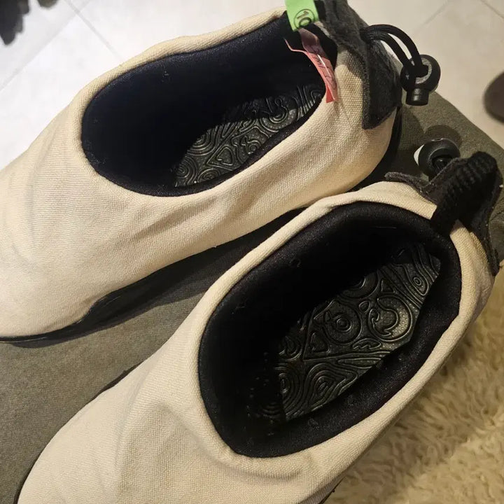 [BUNJANG] Nike ACG Summit White and Black Sneakers / 260 나이키acg 목 서밋 화이트앤 블랙