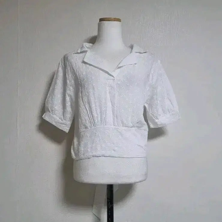 [BUNJANG] White Punching Detail Blouse / 펀칭 반팔 블라우스 화이트