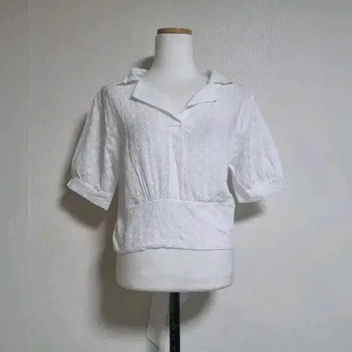 [BUNJANG] White Punching Detail Blouse / 펀칭 반팔 블라우스 화이트