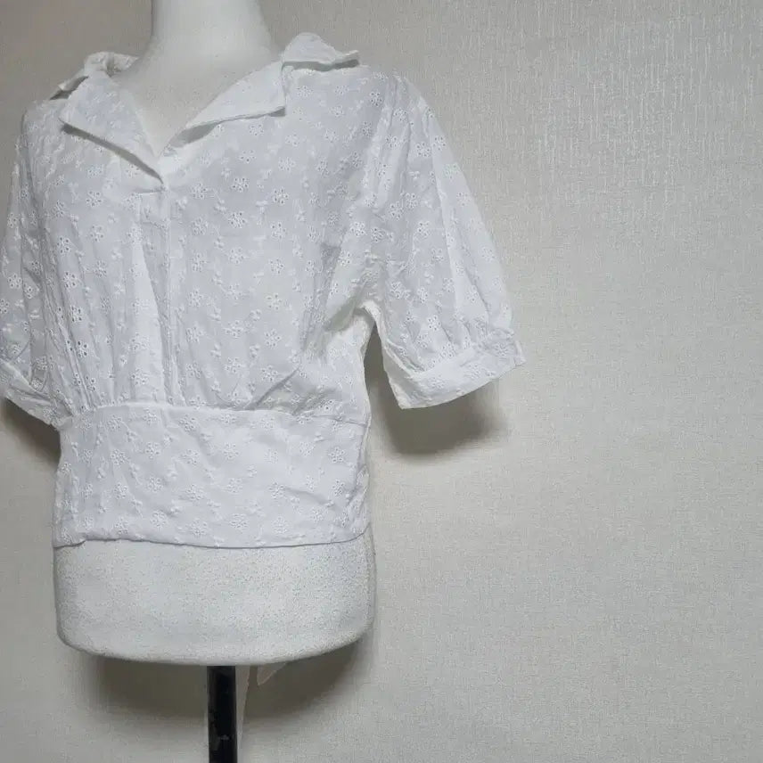 [BUNJANG] White Punching Detail Blouse / 펀칭 반팔 블라우스 화이트