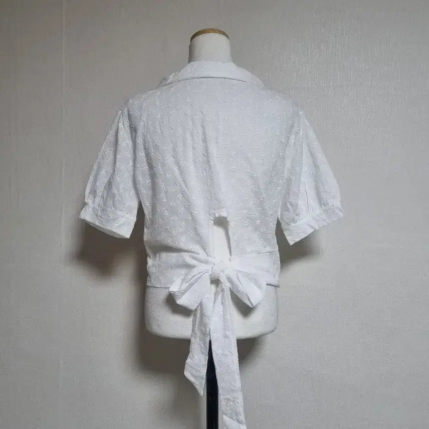 [BUNJANG] White Punching Detail Blouse / 펀칭 반팔 블라우스 화이트