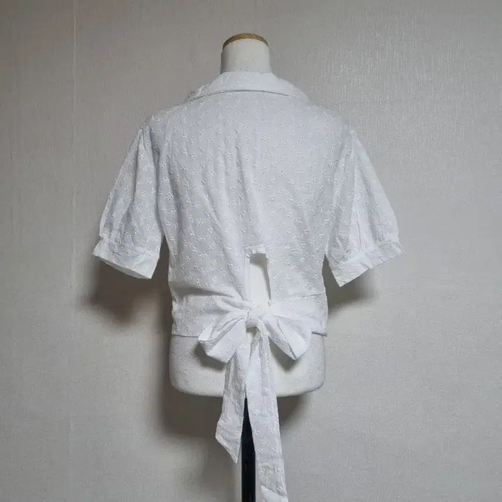 [BUNJANG] White Punching Detail Blouse / 펀칭 반팔 블라우스 화이트