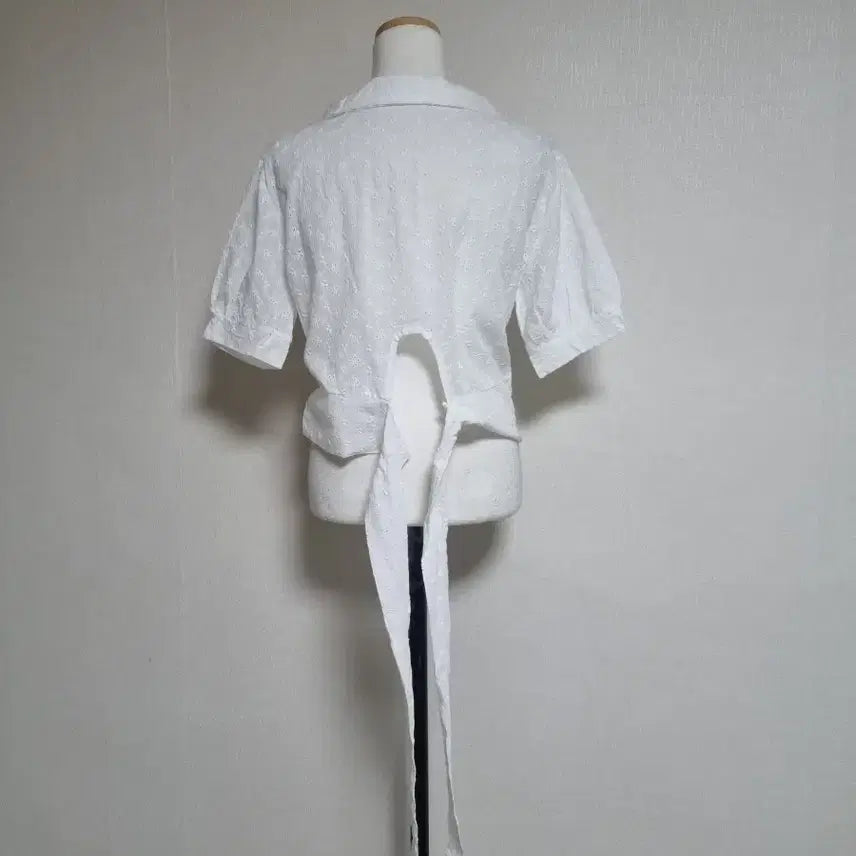 [BUNJANG] White Punching Detail Blouse / 펀칭 반팔 블라우스 화이트
